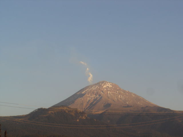 Volcán Popocatépetl en un atardecer mostrando una leve fumarola