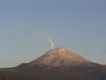 Volcán Popocatépetl en un atardecer mostrando una leve fumarola